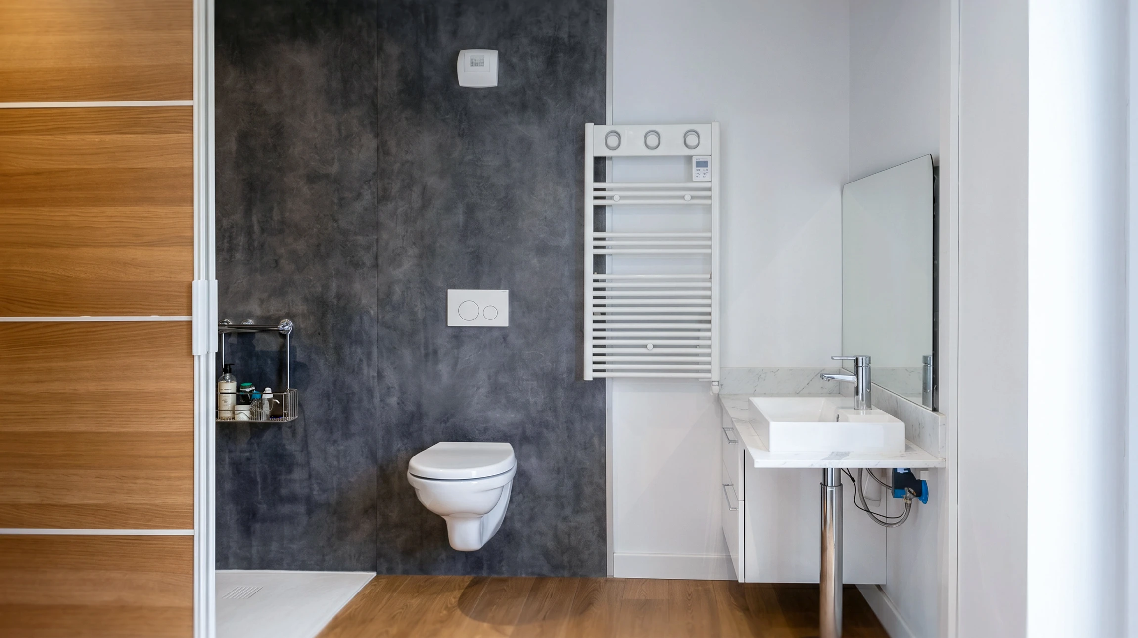 Mur blanc texturé avec deux éléments électriques muraux